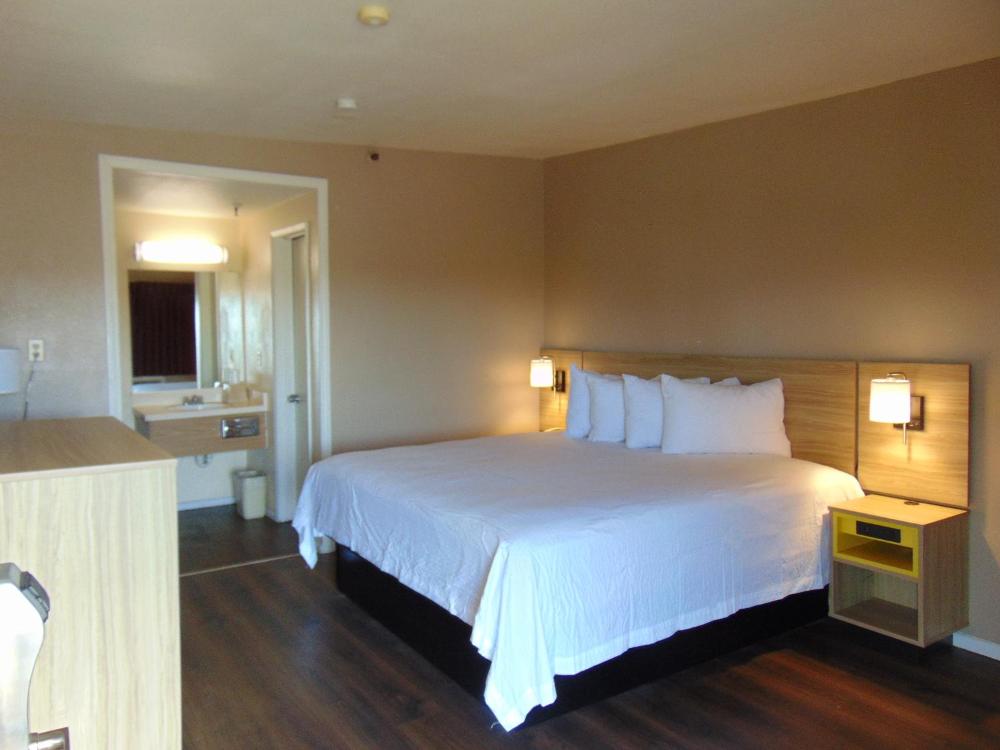 King Room with Tub and Grab Bars - Mobility/Hearing Accessible - Non-Smoking interior