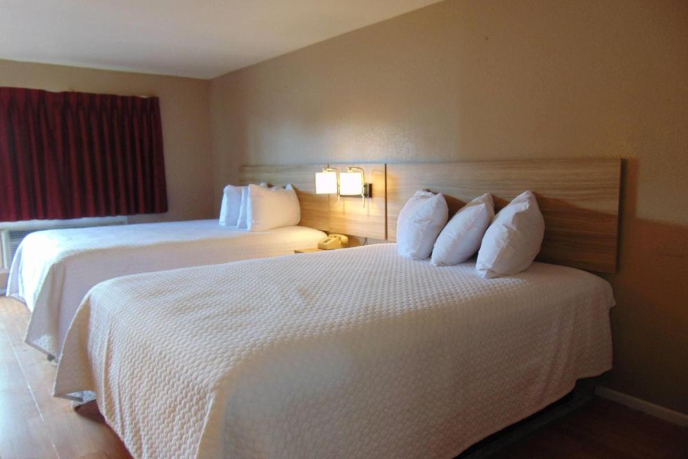Queen Room with Two Queen Beds - Non-Smoking interior